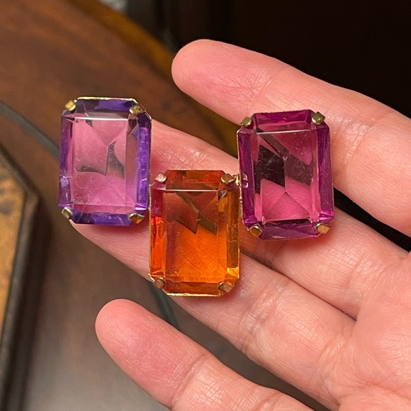 Three color emerald cut lucite gold tone pin brooch - Picture 2 of 9